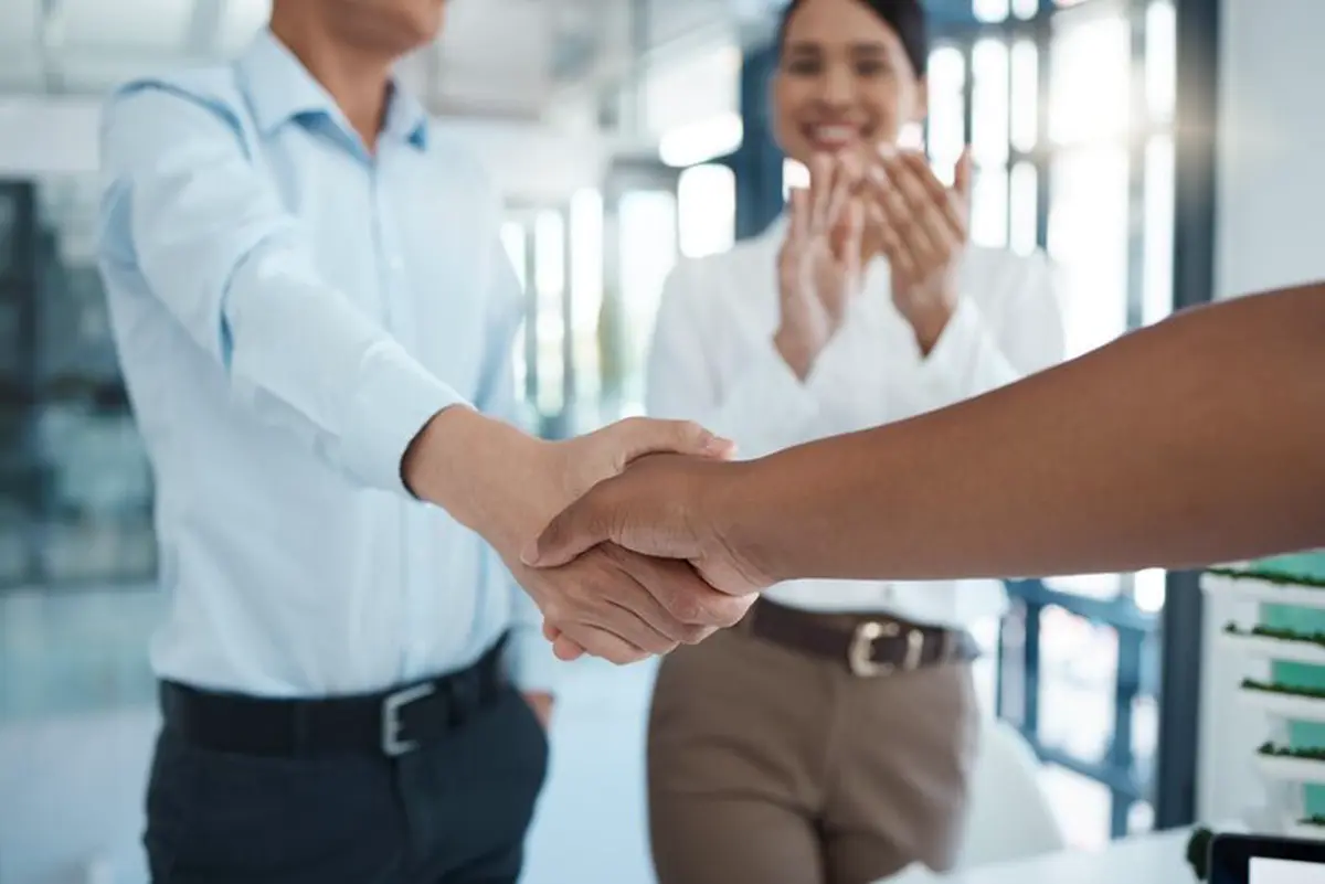 Aperto de mãos entre contador e cliente