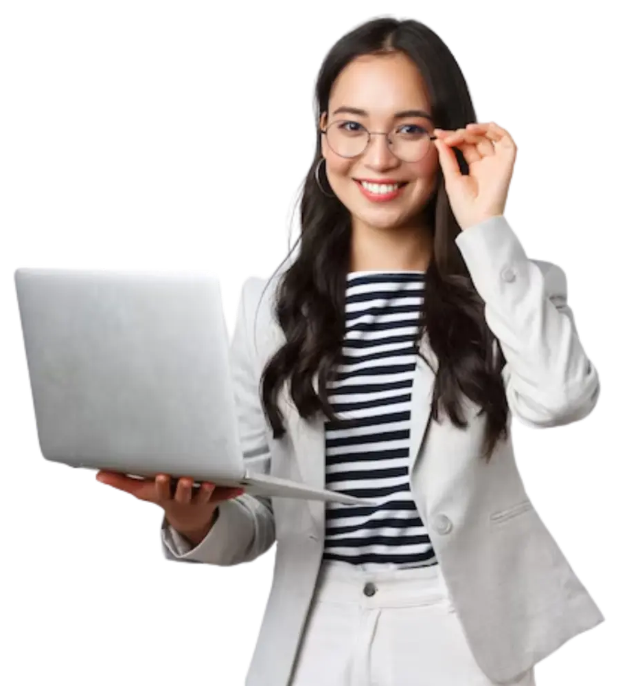 Contadora sorrindo com um notebook na mão